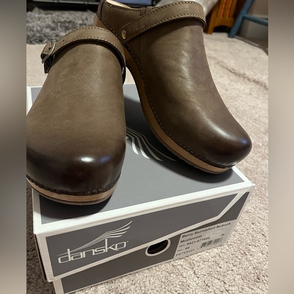 NIB Sz 40 Nubuck Dansko Clog - Picture 3 of 11